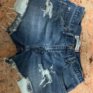 Ripped Levi shorts !! High rise